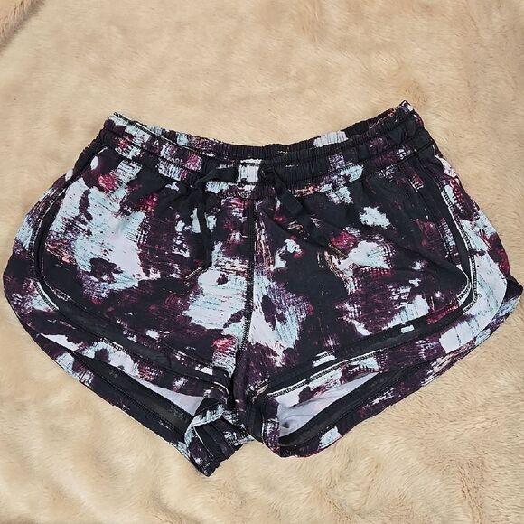 LULULEMON ATHLETICA MAKE A MOVE BLACK FLORAL SHORTS, SIZE 8 - Picture 5 of 10